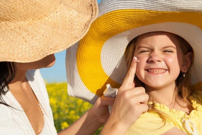 Chọn kem chống nắng an toàn cho trẻ